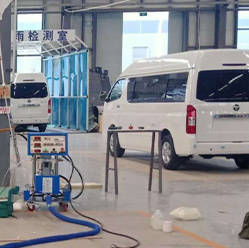 汽車使用聚氨酯發(fā)泡機(jī)進(jìn)行保溫作業(yè)